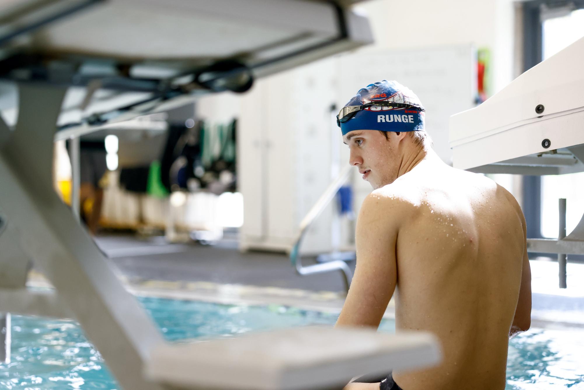 Frank Runge finishes top three in men's 1,000-yard freestyle and men's 500-yard freestyle.